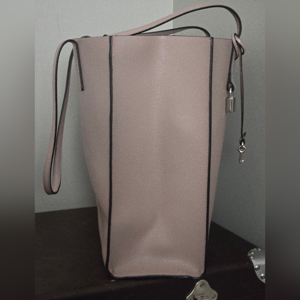 Marc Jacobs Blush Pink Leather Tote with Gold Charm - Picture 5 of 10